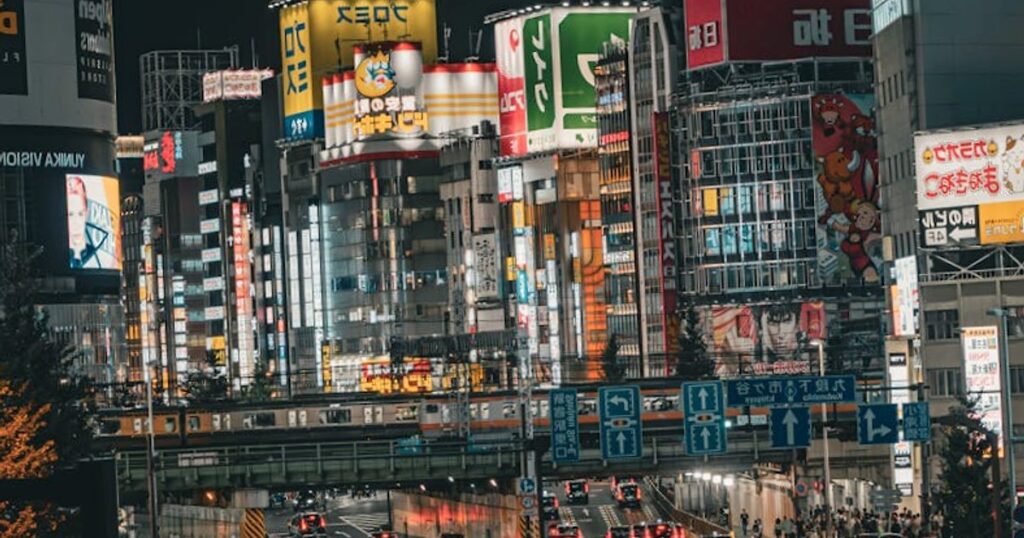 Tokio na talerzu bez rujnowania portfela: małe kawiarnie, jazz bary i konbini