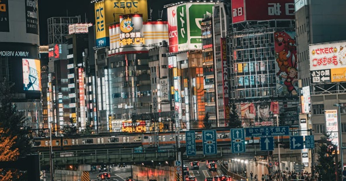 Tokio na talerzu bez rujnowania portfela: małe kawiarnie, jazz bary i konbini