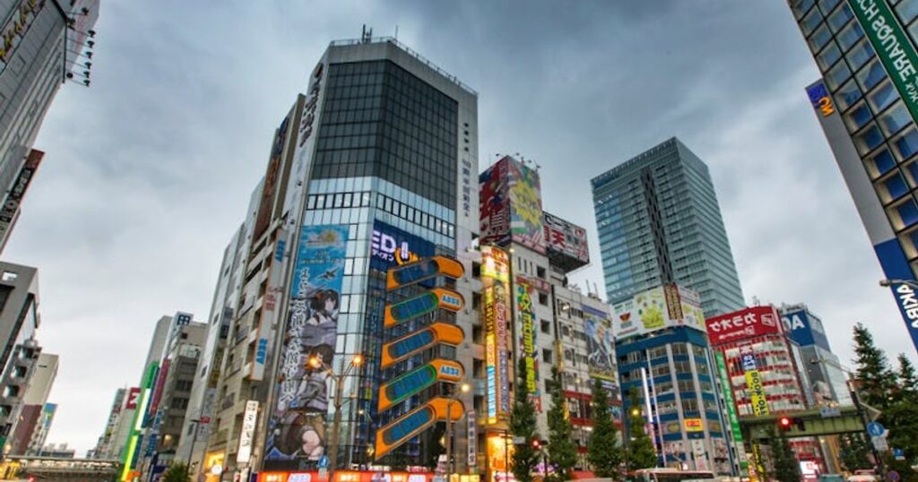 Zielone zakątki Tokio: gdzie uciec od neonów i tłumów, nie rujnując budżetu
